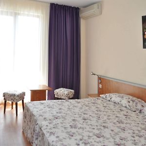 Zimmer mit Kingsize-Bett